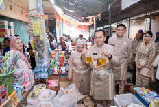 Pj Gubernur  Bagikan Sembako ke Pedagang dan Pengemudi Bentor di Pasar Indralaya