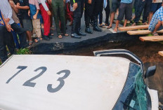 BPBD OKU Selatan Evakuasi Kendaraan Terperosok Akibat Jalan Amblas