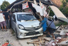 Mobil Agya Tabrak Warung Gorengan di OKU, Enam Warga Terluka