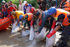 Jaga Keberlangsungan Sungai Enim : Pemkab Muara Enim Tanam Pohon dan Tebar Benih Ikan !