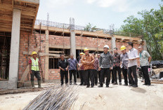 Sekda Apriyadi Sidak Pembangunan Kantor Camat Sungai Keruh, Minta Kontraktor Tambah Tukang