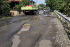 Jalan Muara Enim - Tanjung Enim Rusak Parah, Pengendara Nyaris Celaka