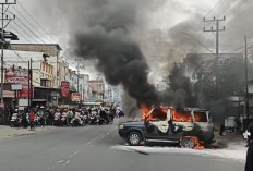 Mobil Kijang Terbakar di Jalan Yos Sudarso, Kapolsek Jelaskan Penyebabnya! 
