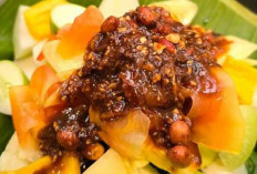 Rujak Buah Hidangan Segar Khas Nusantara yang Kaya Rasa dan Manfaat