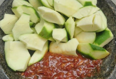 Rujak Mangga Muda: Segarnya Sensasi Pedas Asam yang Tetap Digemari