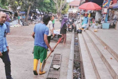 Jaga Kenyamanan, Karyawan UPTD Pasar Bersih-bersih