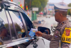 Tak Hanya Menindak, Polisi Bagikan Brosur Edukatif