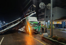Mobil Ekspedisi Tabrak Tiang Reklame Billboard Hingga Roboh, Begini Kondisi Sopir dan Kernetnya!  