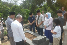 Pulang Kampung Halaman Istri, Cik Ujang Ziarah ke Makam Ayah Mertua