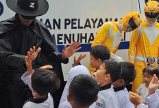 Kreatif! Petugas SPPG Prabumulih Timur Kenakan Kostum Power Ranger Bagikan MBG dan Sosialisasi Makan Bergizi