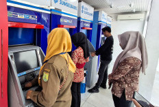 Gaji ASN, P3K, dan TKK Muba Cair ! Suasana Penuh Bahagia di ATM Bank Sumsel Babel 