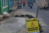  Warga Sekarjaya Swadaya Perbaiki Kerusakan Jalan