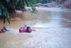Demi Kemanusiaan: Bidan Dona Lubis Arungi Sungai Deras untuk Obati Warga Terisolasi !