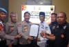 Polsek Tanjung Raja Terima Serahan Senpira Dari Warga Lewat Lurah