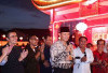 AHY Bagikan Bansos Hasil Lukisan Kuda Api SBY