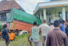 Truk Bermuatan Beras Tabrak Masjid Al-Ikhlas di Simpang Muara Meranjat Ogan Ilir
