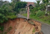 Jalan Lingkar di Desa Peninjauan Amblas Akibat Longsor
