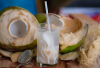 Es Kelapa Minuman Segar Tradisional yang Tetap Jadi Favorit di Tengah Gempuran Tren Modern