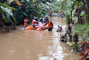BPBD OKU Bantu Warga Beraktivitas di Tengah Banjir