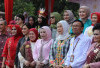 Ribuan Perempuan Pecahkan Rekor MURI Parade Songket di Palembang