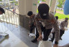 Aksi Humanis, Usai Amankan Unjuk Rasa, Ratusan Personel Polres Prabumulih Punguti Sampah di Gedung DPRD