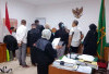 JPU Perlihatkan Barang Bukti OTT Kadisnakertrans Sumsel Deliar Marzoeki di Persidangan