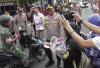 Polres Lubuklinggau dan Jurnalis Gelar Aksi Simpatik, Bagikan Bunga dan Pesan Keselamatan