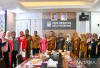 Parade Kebaya Di Jembatan Ampera