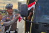 Kibarkan Semangat Nasionalisme Polres Ogan Ilir Bagikan Bendera Merah Putih