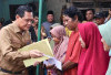 H Edison Serahkan Sejumlah Bantuan  Korban Kebakaran