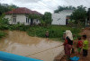 Sungai Enim Meluap, Warga Ramai-Ramai Tangkul Ikan